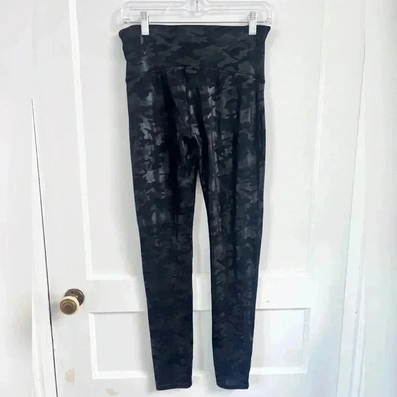 Spanx Women's Faux Leather Camo Leggings in Matte Black Camo Size L - Picture 1 of 3